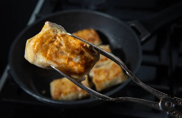 Pronto Para Comer Rolo Repolho Com Crosta Delicada Pinças Cozinha — Fotografia de Stock