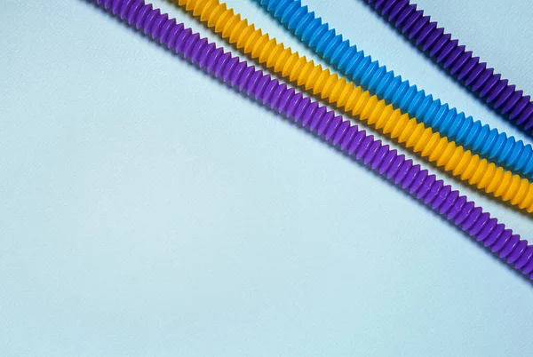 Прямо Растянули Разноцветные Фиолетовые Синие Желтые Лиловые Детские Игрушки Пластиковая — стоковое фото