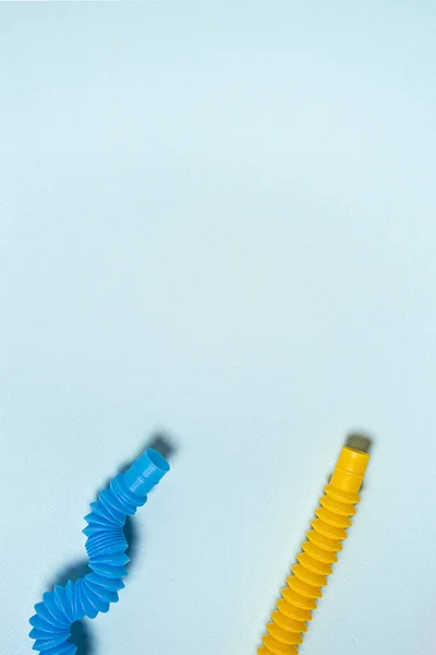 Düz Dalgalı Renkli Parlak Sarı Mavi Pop Tüplü Çocuk Oyuncakları — Stok fotoğraf