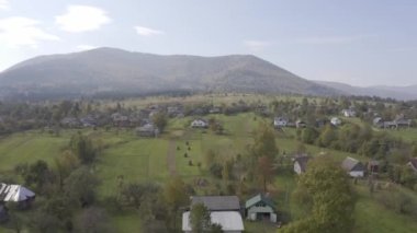 Geleneksel köy ve güzel doğanın sonbahar manzarası. Hava aracı görüntüsü. Notlandırılmamış Düz