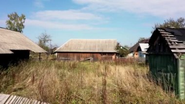Terk edilmiş özel bir ev. Ev, sahibi olmadan. Köydeki ahşap ev, kulübe olarak bilinir.