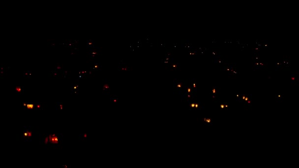 Halloween Nachtbegraafplaats Met Gloeiende Lampen Brandende Kaarsen Een Drone Schot — Stockvideo
