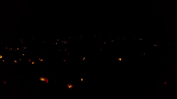 光るランプと燃えるろうそくと夜の墓地 キリスト教の伝統 — ストック動画