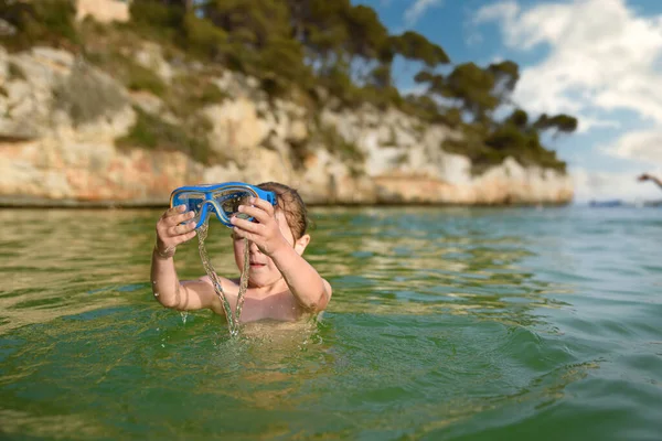 Küçük Kız Suyun Altına Dalmak Için Maskesinden Döküyor Denizde Bir — Stok fotoğraf