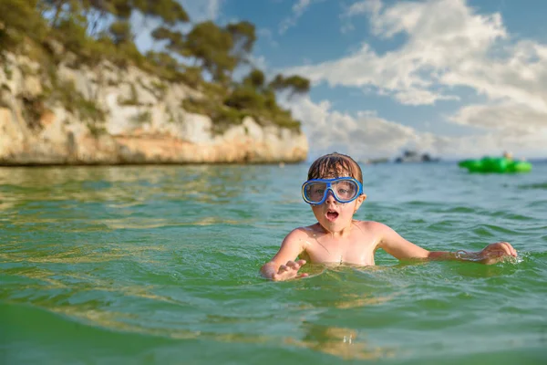 Altı Yaşındaki Kafkasyalı Kız Denizde Tatilin Tadını Çıkarıyor Olumlu Duygularla — Stok fotoğraf