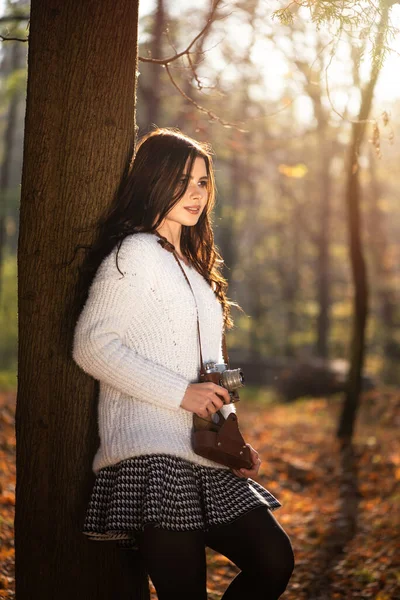 Красивая Женщина Ретро Камерой Осеннем Парке Наслаждаясь Любимой Вещью — стоковое фото