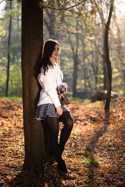 Schöne Frau Park Herbststimmung — Stockfoto