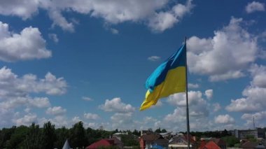 Ukrayna 'nın Ukrayna bayrağı Ukrayna' nın Kherson şehrinin üzerinde, yavaş çekim etkisi. Ukrayna 'nın, bağımsız Avrupa ülkesinin sembolü. Mavi ve sarı renkli bayrak. Yıkıcı savaştan önce Ukrayna. Kherson Şehri - Temmuz 2021