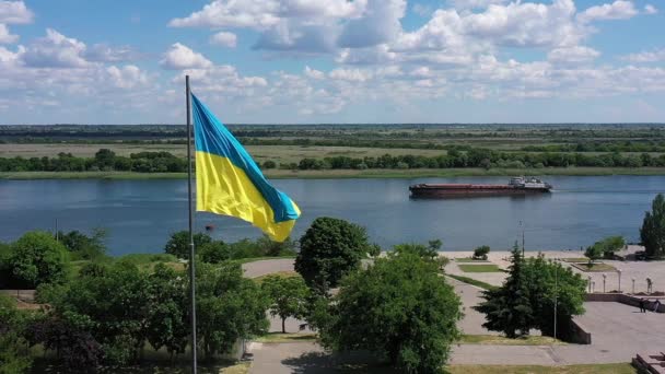 ドニエプル川とウクライナの土地 スローモーション効果の上にウクライナの国家旗 ウクライナのシンボルは 独立したヨーロッパの国 青と黄色の旗 壊滅的な戦争の前にウクライナ カーソン市 2021年7月 — ストック動画