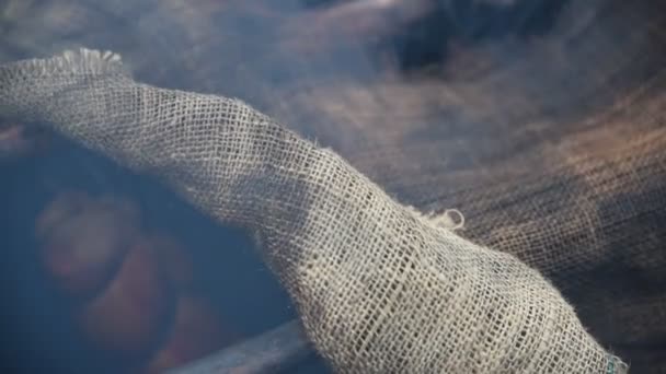 煙は肉製品で煙の家をカバーするバラップを通過します 薪で肉製品を喫煙するプロセス Gmoフリーフード — ストック動画