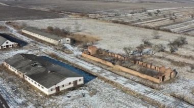 İflas etmiş çiftliğin terk edilmiş ahırlarının üstündeki hava üssü. Ekonomik kriz, verimsiz yönetim veya iflas