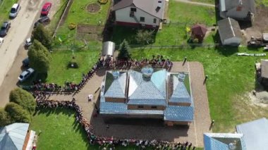 Rahipler, ahşap kilisenin yanında Paskalya kutsanmış Hristiyanları kutsar. Ukrayna 'da Paskalya kutlaması gelenekleri. Hava Aracı görünümü.