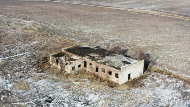 Vista Aérea Edificio Industrial Abandonado Cerca Del Campo Agrícola Tiempo — Vídeos de Stock