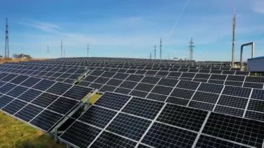 Güneş enerjisi istasyonunun hava aracı görüntüsü. Yeşil alandaki güneş panelleri. Alternatif enerji, fotovoltaik üretim