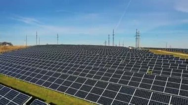 Şebeke bağlantılı güneş enerjisi sisteminin hava aracı görüntüsü, vinç görüntüsü. Alternatif enerji.