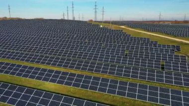 Yeşil alandaki güneş panelleri. Hava aracı görüntüsü, pan tekniği. Alternatif enerji, fotovoltaik üretim