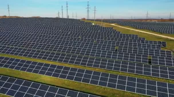Solární Panely Zeleném Poli Letecký Výhled Technika Pánve Alternativní Energie — Stock video