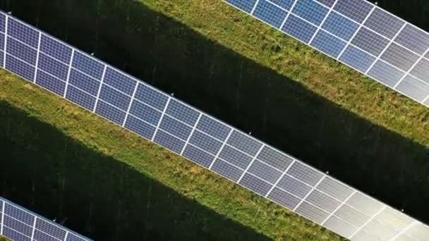 Letecký Pohled Sluneční Soustavu Připojenou Mřížce Jeřábový Výstřel Alternativní Energie — Stock video