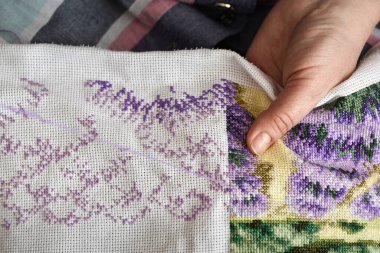 Kadın, beyaz kumaş üzerinde nakış desenleri, yakın plan görüntü. Hobi