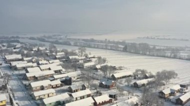 Manzaralı kış kırsal manzarası için hava aracı görüntüsü. Beyaz karla kaplı evler. Kış mevsimi