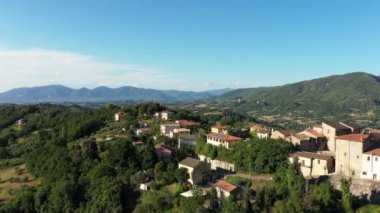 Resmedilmeye değer dağlar ve ormanların arasında küçük bir köyde manzaralı kırsal alanın havadan panoramik manzarası. İtalya 'ya etkileyici bir bakış açısı.
