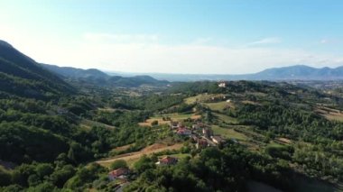 Resmedilmeye değer dağlar ve ormanların arasında küçük bir köyde manzaralı kırsal alanın havadan panoramik manzarası. İtalya 'ya etkileyici bir bakış açısı.