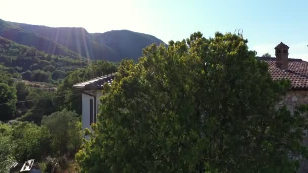 Casa Deal Înconjurat Verdeață Peisaj Pitoresc Vară Vedere Aeriană Drone — Videoclip de stoc