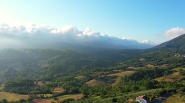 Havadan panoramik manzaralı doğal manzara. Dağların arasında güneşli bir yaz sabahı. İtalya, Avrupa