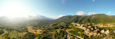 180 derece doğal panoramik manzara. İtalya 'nın kırsalında, Avrupa' da. Hava Aracı görünümü.
