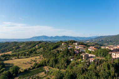 Mimariye tepeden bakan doğal manzaranın hava aracı görüntüsü. İtalya 'nın kırsal kesiminde. Avrupa 'da seyahat.