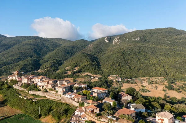 Mimariye tepeden bakan doğal manzaranın hava aracı görüntüsü. İtalya 'nın kırsal kesiminde. Avrupa 'da seyahat.