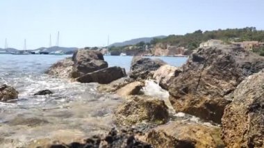 Kayalık sahilde deniz dalgaları. Denizde turistik bir yer. Majorca Adası, Playa de Illetas, Punta des Bufador