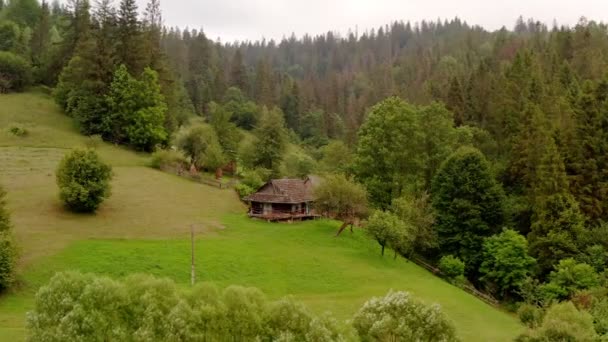 Aerial View Old Rustic House Mountain Slope Forest — Vídeos de Stock