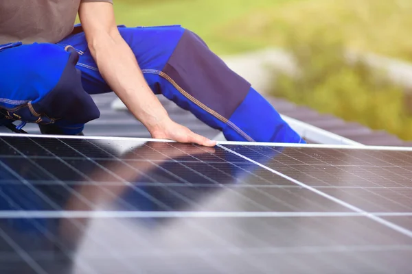 Rooftop Solar Power System Process Installing Solar Panels Roof House — ストック写真