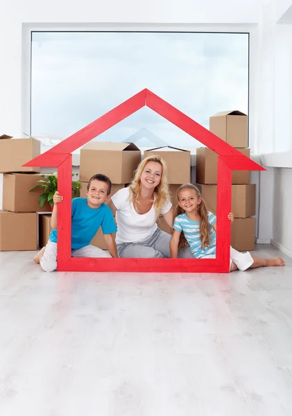 Glückliche Familie in ihrem neuen Zuhause — Stockfoto