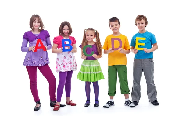 Дети младшего школьного возраста с буквами A B C — стоковое фото