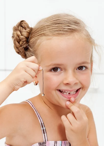 Meisje met haar eerste ontbrekende melk tand — Stockfoto