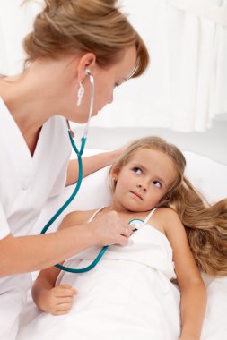 hasta bir kız kadın doktor tarafından muayene