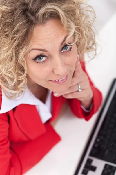 Glückliche Frau im Amt, die nach oben schaut — Stockfoto