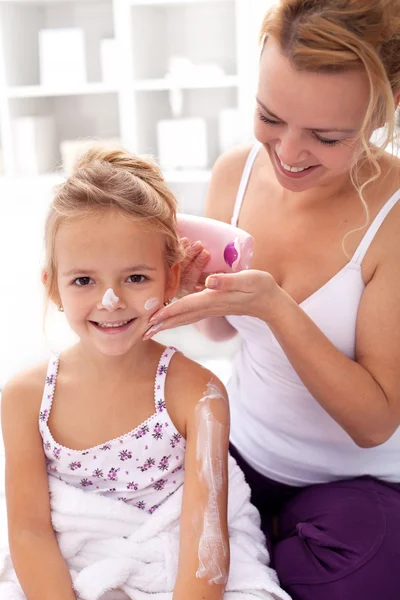 Schönheitsritual - kleines Mädchen nach dem Bad — Stockfoto