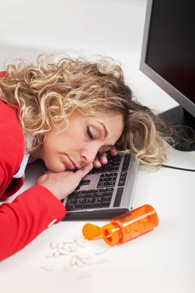 Wyczerpany kobieta śpi w pracy — Zdjęcie stockowe