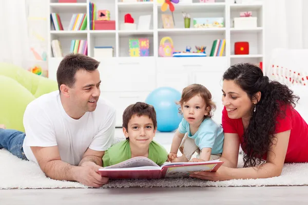 Young family story time with the kids — Stock Photo, Image