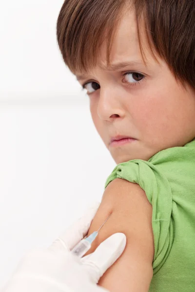 Мальчик получает инъекцию или вакцину — стоковое фото