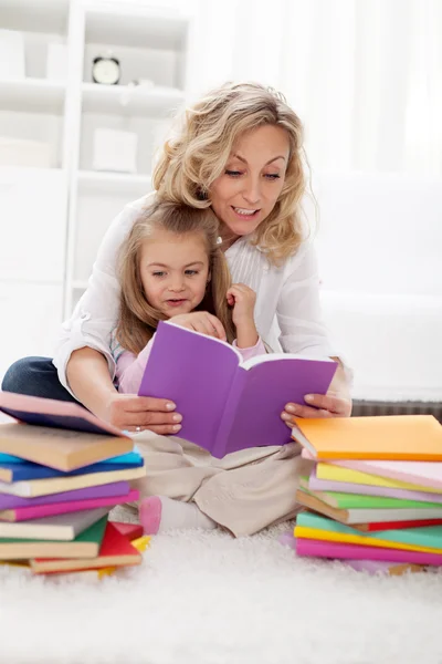 Picking a story to read with mom — Stock Photo, Image