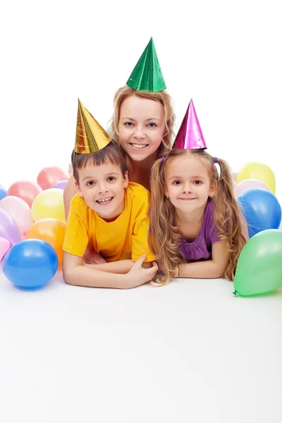 Compleanno o festa bambini con la loro madre — Foto Stock
