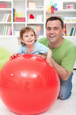 Baba - çocuk babasının yanında iskambil ile eğlenceli