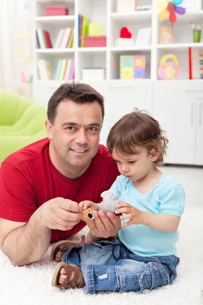 Pequeño niño y su padre pasando tiempo juntos —  Fotos de Stock