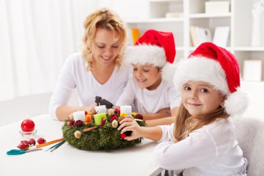 bir Noel çelenk çocuklar ile yapma