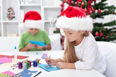 Çocuklar Noel tebrik kartları yapmak