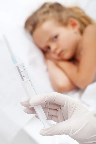 Sjuk liten tjej får en injektion — Stockfoto